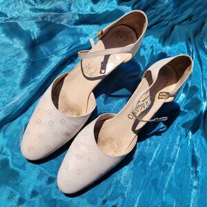 ❝ Salvatore Ferragamo vintage white ivory leather kitten heels . ❞